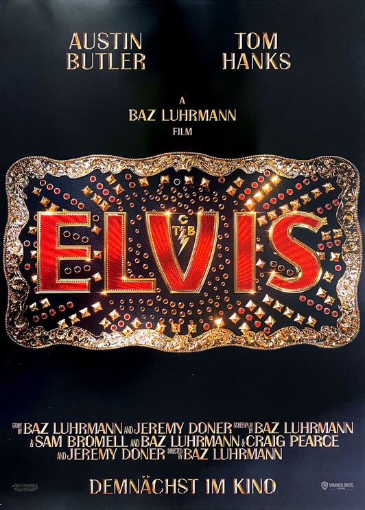 El logo de la película presenta el nombre de Elvis enjoyado y en colorista pedrería de fantasía.