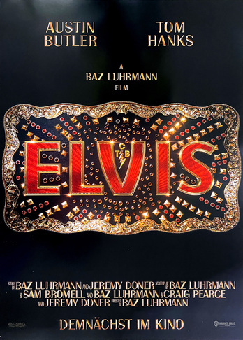 El logo de la película presenta el nombre de Elvis enjoyado y en colorista pedrería de fantasía.