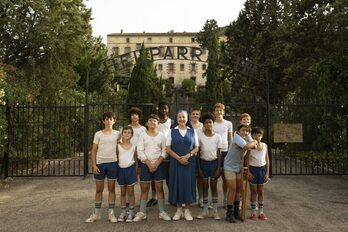 Carmen Machi como Sor Marina con los niños del orfanato.
