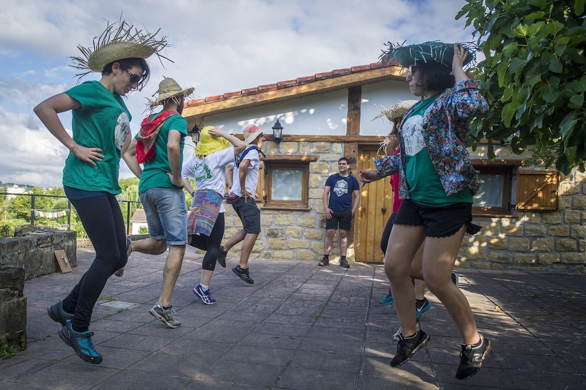Zarauzko gazteek ohiko oilasko biltzea berreskuratuko dute astelehenean. Gorka Rubio (FOKU)