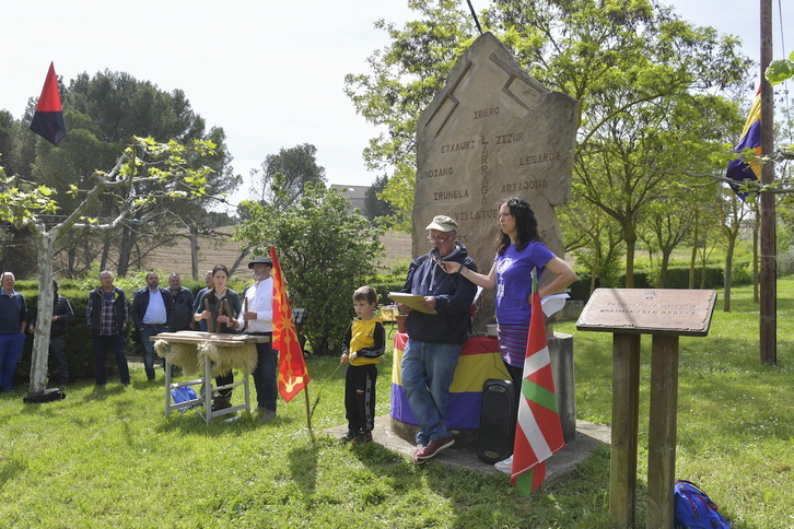 Foto de archivo de un homenaje a las víctimas del franquismo en el parque de Larraga.