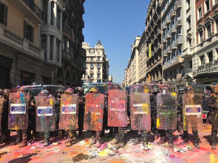 Los Mossos, teñidos de colores en el «Holi fest» antifascista de setiembre de 2018