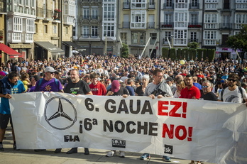 La manifestación de la tarde ha terminado en la plaza de la Virgen Blanca. 