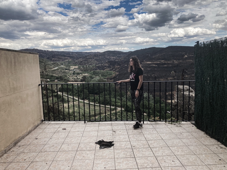 Sara Valencia en una terraza con vistas a lo que ha sido un infierno durante varios días.