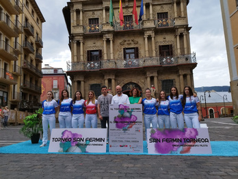 San Fermin Torneoan parte hartuko duten pilotariak, gaur Iruñeko Udal aurrean.