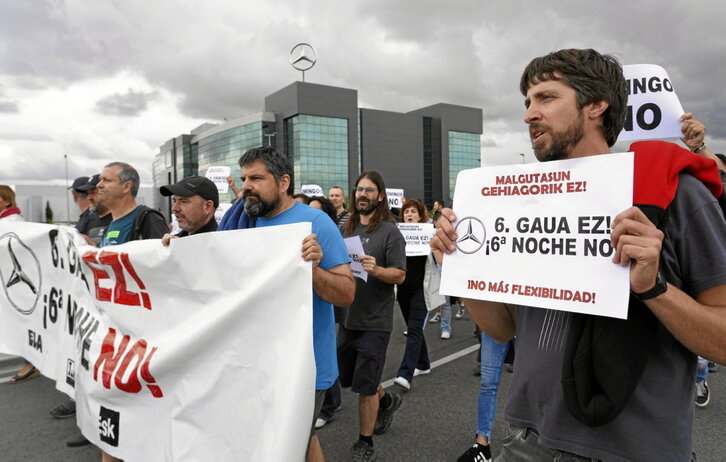 Manifestación celebrada por la mañana junto a la fábrica de Mercedes-Benz, en Gasteiz.