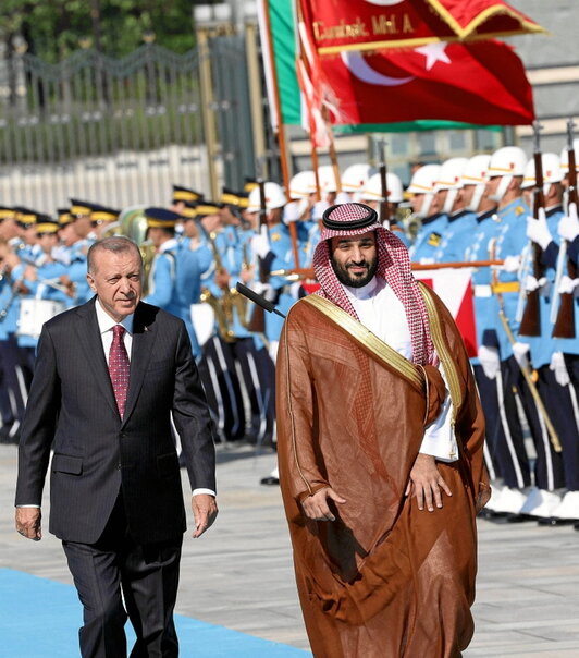 Erdogan y Bin Salman pasan revista a las tropas.
