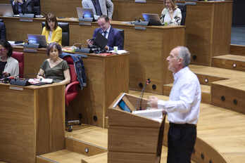 Adolfo Araiz, portavoz de EH Bildu, interviene hoy desde la tribuna del Parlamento navarro.