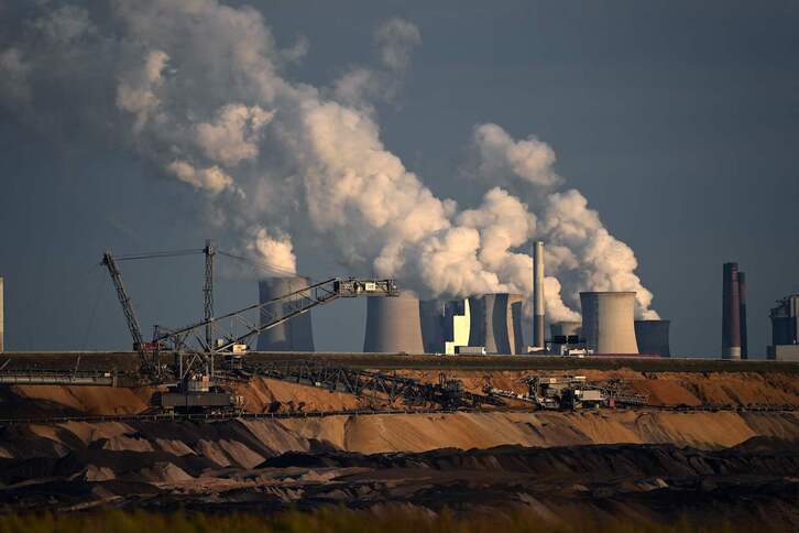 Extracción de carbón a cielo abierto cerca de la central térmica de Neurath, en Alemania, en octubre de 2021.