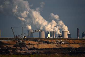 Extracción de carbón a cielo abierto cerca de la central térmica de Neurath, en Alemania, en octubre de 2021.