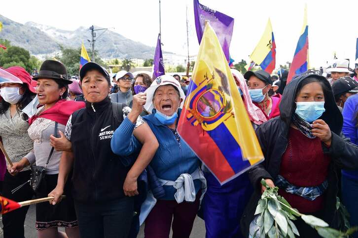 Mujeres indígenas protestan contra el Gobierno ecuatoriano en Quito este jueves, 23 de junio.