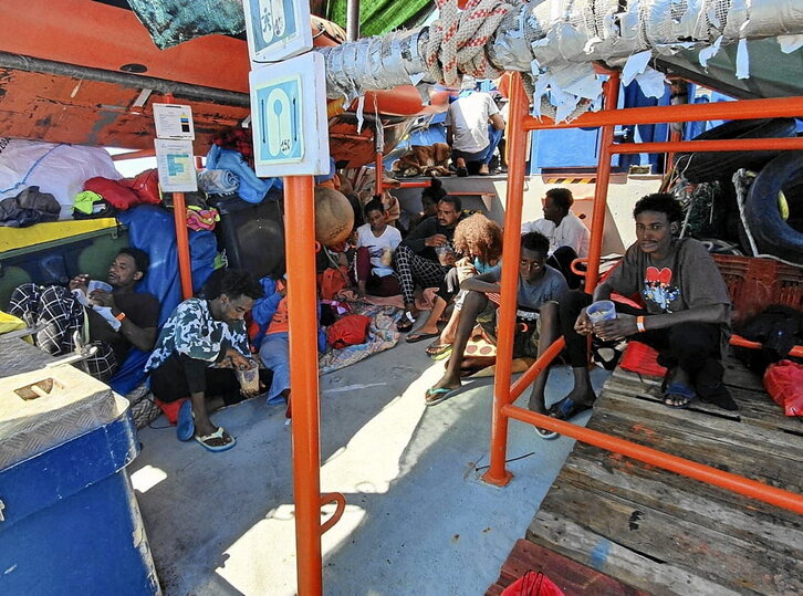 Migrantes rescatados por el “Aita Mari”, antes de desembarcar.