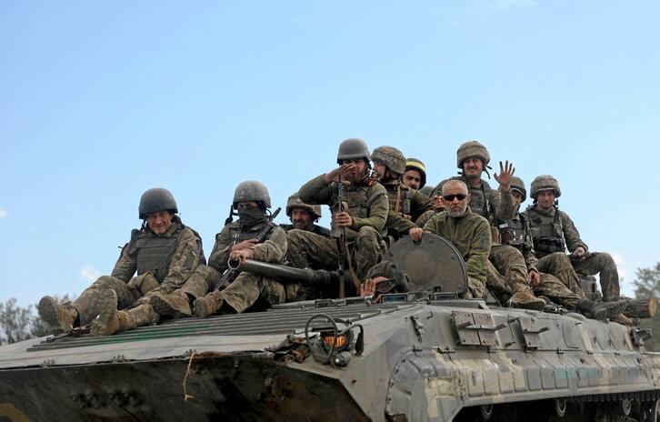 Soldados ucranianos, sobre un vehículo blindado en la región de Lugansk.