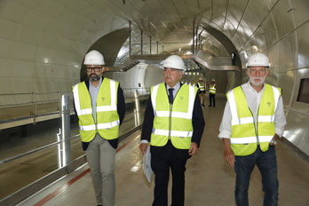 Iñaki Arriola (erdian) Benta Berriko geltokira egindako bisitan.