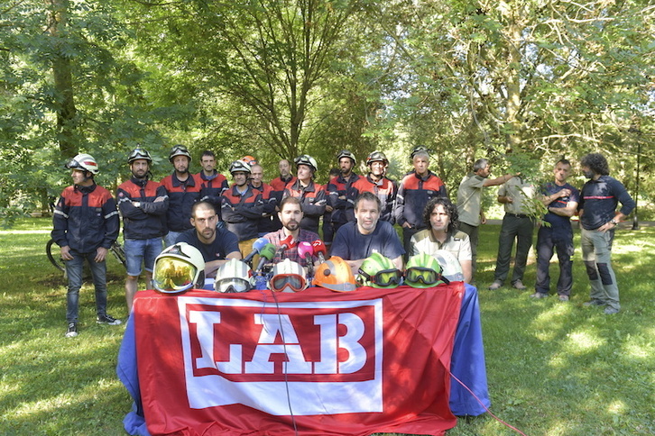 Los bomberos de LAB exigen dimisiones y cambios tras el mayor incendio registrado en Nafarroa. 