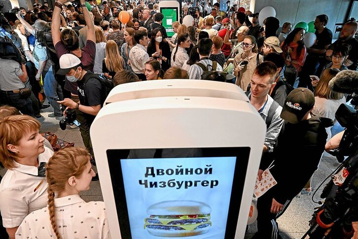 Vkusno i Totxka hanburgesa jantoki baten irekiera.