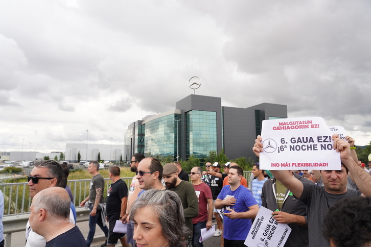 La manifestación que se llevó a cabo el miércoles, 22 de junio, pasa ante la factoría de Mercedes.