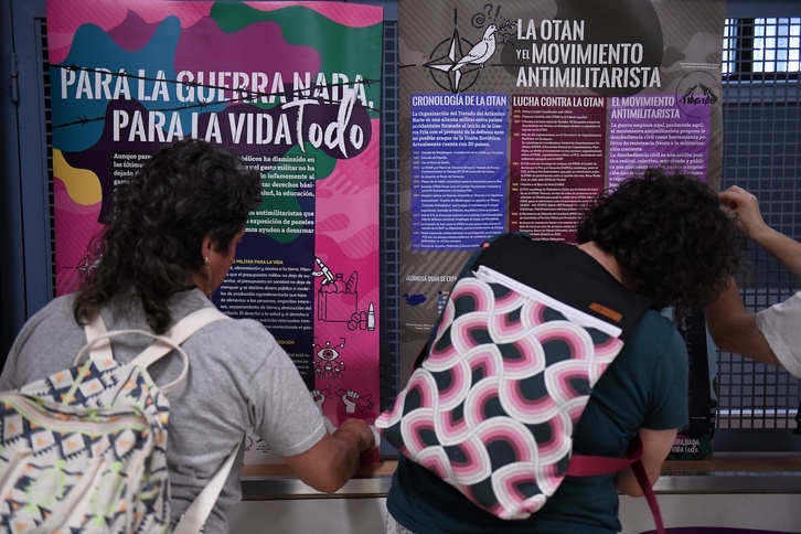 Colocando carteles antimilitaristas durante la ‘Cumbre por la Paz: OTAN No’, en el Auditorio Marcelino Camacho de CCOO de Madrid, este 24 de junio.