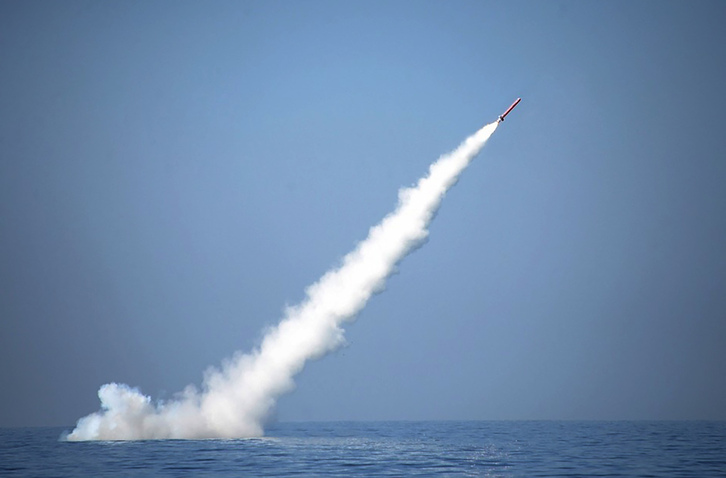 Lanzamiento, desde un submarino, de un misil de crucero paquistaní con capacidad nuclear.