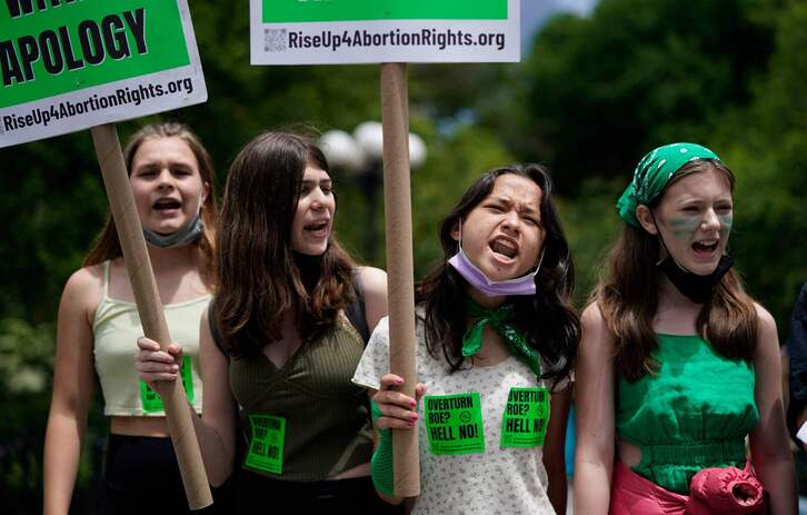 Activistas por el aborto participan en las protestas contra la decisión del Supremo.