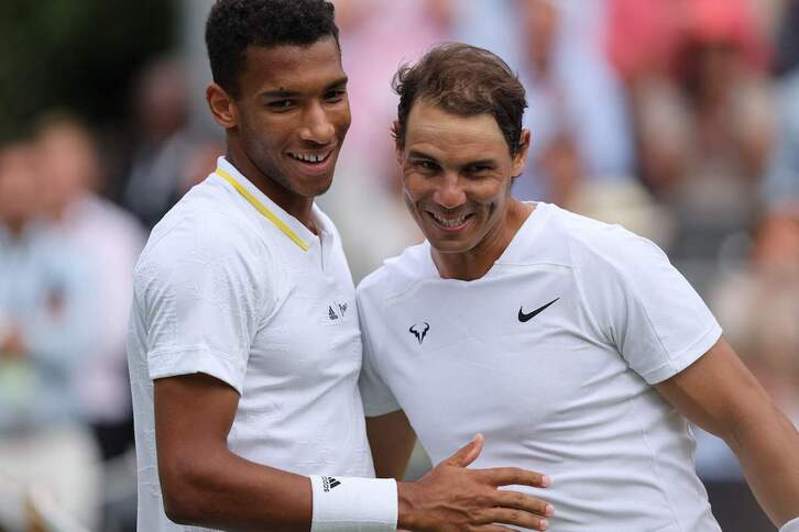 Rafa Nadal se saluda con Felix Auger-Aliassime en un partido de exhibición previo a Wimbledon.