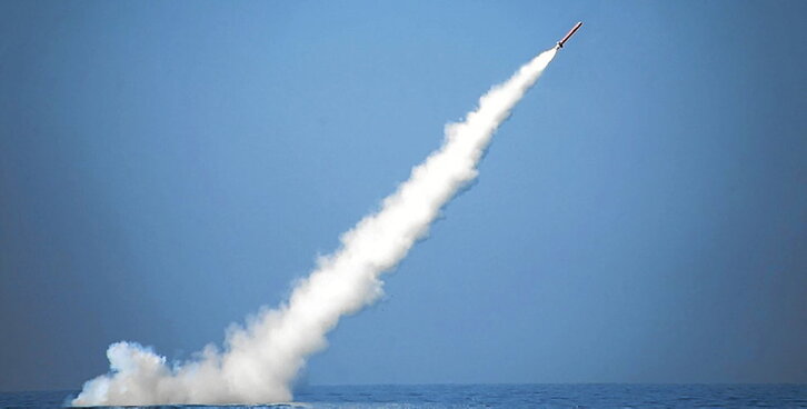 Lanzamiento, desde un submarino, de un misil de crucero paquistaní con capacidad nuclear.