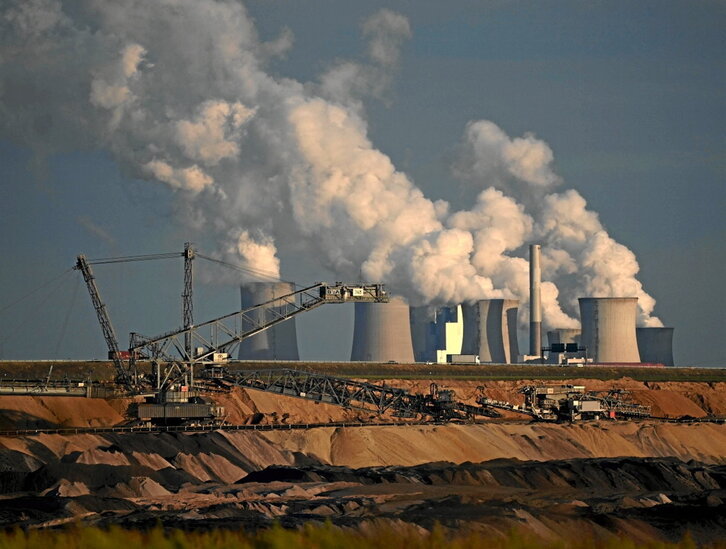 Mina de carbón a cielo abierto junto a la central térmica de Neurath (Alemania).