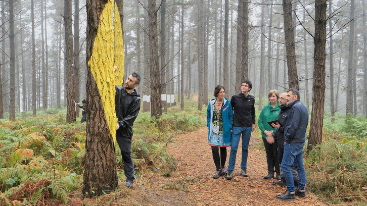 Unai Rementeria eta Ibarrolaren semearekin, Omako basoko berriaren lehen lanak bisitatu dituzten larunbatean.