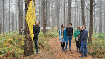 Unai Rementeria eta Ibarrolaren semearekin, Omako basoko berriaren lehen lanak bisitatu dituzten larunbatean.