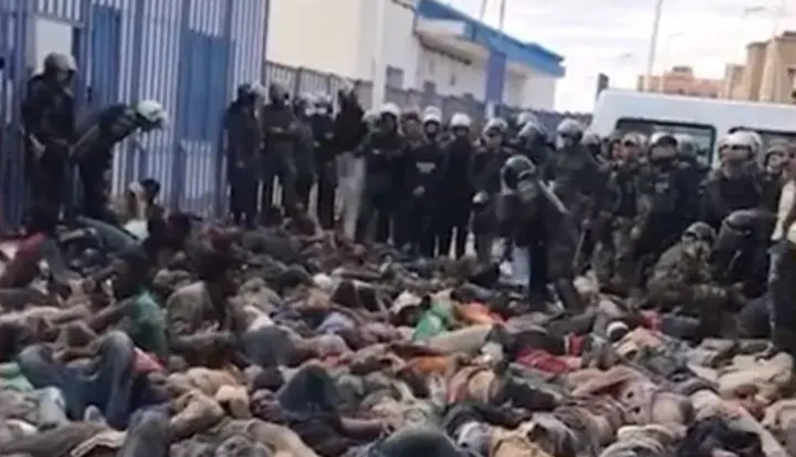 Migrantes rodeados por gendarmes marroquíes. 