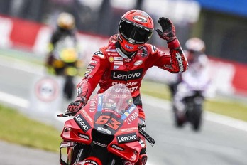 «Pecco» Bagnaia celebra haber logrado la «pole position« en Assen.
