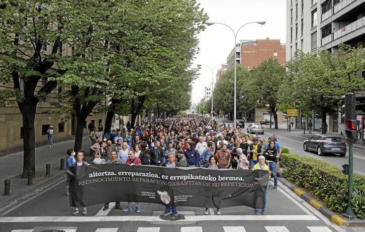 La manifestación, a su paso junto a la Delegación del Gobierno español.