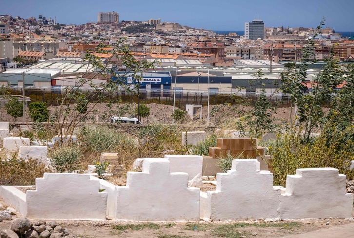 Vista de un cementerio cerca de la valla de Melilla, en la ciudad marroquí de Nador.