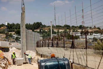 Trabajos de construcción del «muro del apartheid» en la frontera norte de Cisjordania.