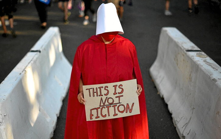 Una mujer, caracterizada como «El cuento de la criada», protesta en Washington contra la decisión del Supremo de EEUU sobre el derecho al aborto.