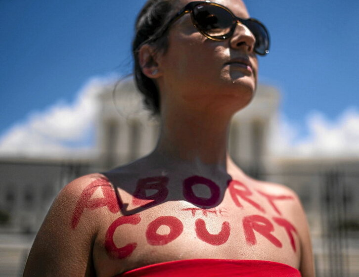 Manifestante por el derecho al aborto frente al Tribunal Supremo de los EEUU.