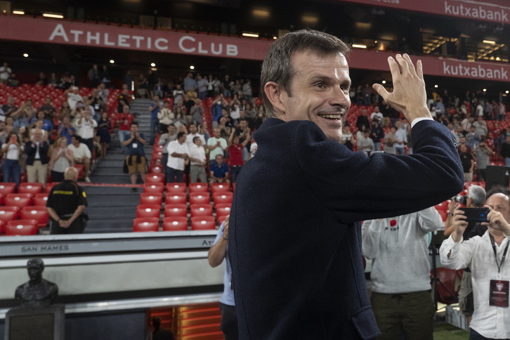 Uriarte celebra la victoria electoral en San Mamés. 