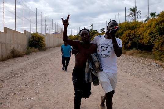 Migrantes que consiguieron cruzar la valla de Melilla.