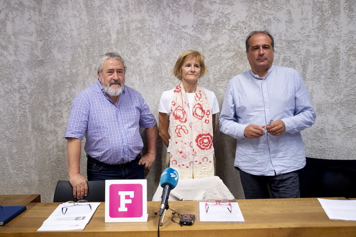 Fernando Armendariz, Terexa Fagoaba y Agus Hernan, en la rueda de prensa de Foro Social.