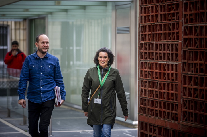 La pareja de Pablo González, Oihana Goiriena, ha comparecido este lunes en el Parlamento de Gasteiz.