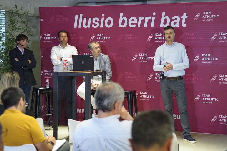Uriarte en la presentación del proyecto deportivo con Xabier Álvarez, Nacho Uriguen y Xabier Arrieta.