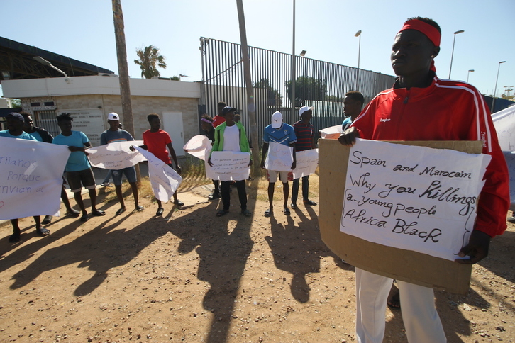 Protesta de migrantes subsaharianos ante el CETI de Melilla. 