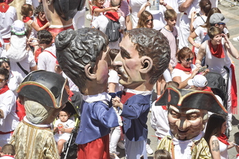 Localizar a la comparsa es una de las tareas más arduas de los sanfermines.