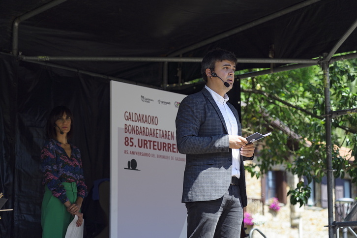 Iñigo Hernando alkatea, Galdakaoko bonbardaketaren 85. urteurrena oroitzeko ekitaldian.