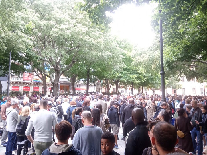 Concentración ante la sede del PSN en Iruñea para denunciar la matanza de Melilla.