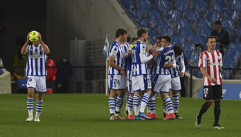 Roberto López, rodeado de sus compañeros, celebra su gol anotado en San Mamés hace dos campañas.