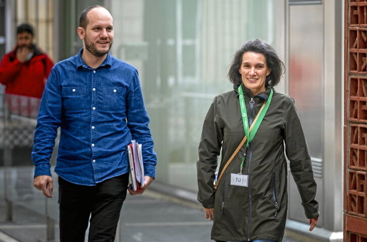 Iñigo Martínez (Elkarrekin Podemos-IU) junto a Oihana Goiriena.