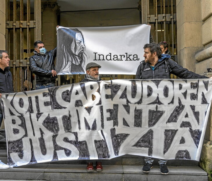 Concentración de apoyo a las víctimas de Cabezudo al inicio del juicio.