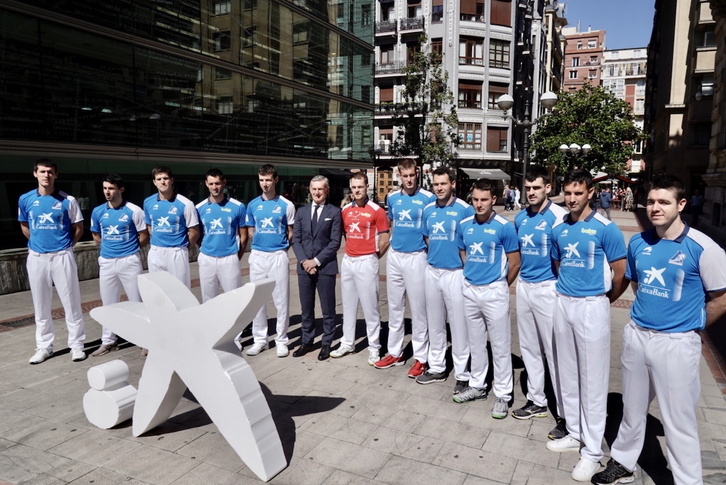 Los 12 participantes posan en el centro de Bilbo.