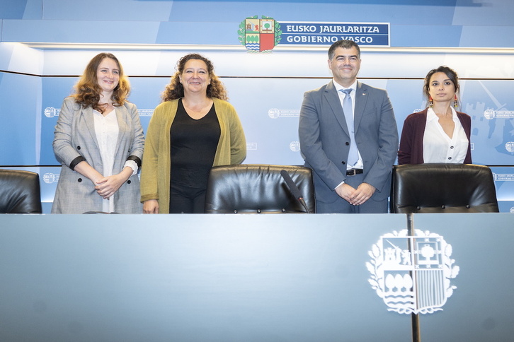 Ezkerretik eskumara: Julia Shershnerva, Ikuspegiko zuzendaria; Monika Hernando, Lakuako Giza Eskubide, Biktima eta Aniztasuneko zuzendaria; Gorka Moreno, UPV/EHUko Bizkaiko Campuseko errektoreordea eta Lia Gonzalez, Ikuspegiko ikertzailea.